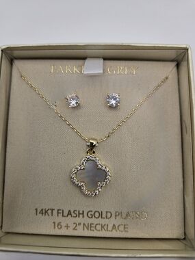 NIB Parker & Grey 14KT Gold Plated Mother-of-Pearl Clover Pendant Necklace Studs